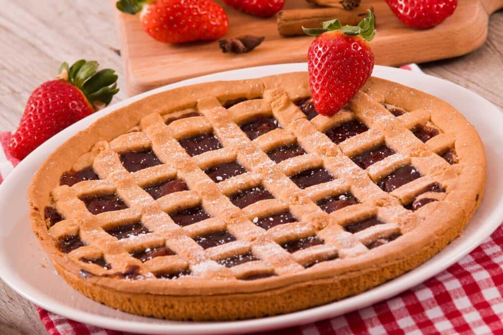 Taart met marmelade en aardbeien