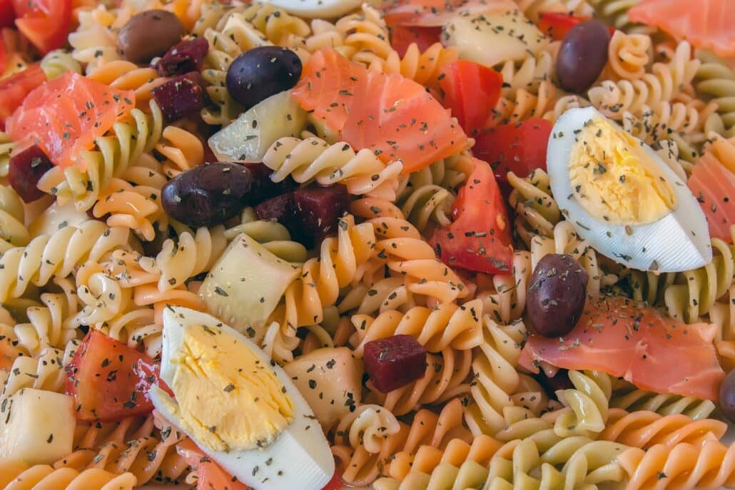 Zomerse Pasta Salade met Zalm en Olijven